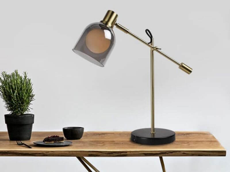 trang trí bàn làm việc giám đốc bằng đèn 