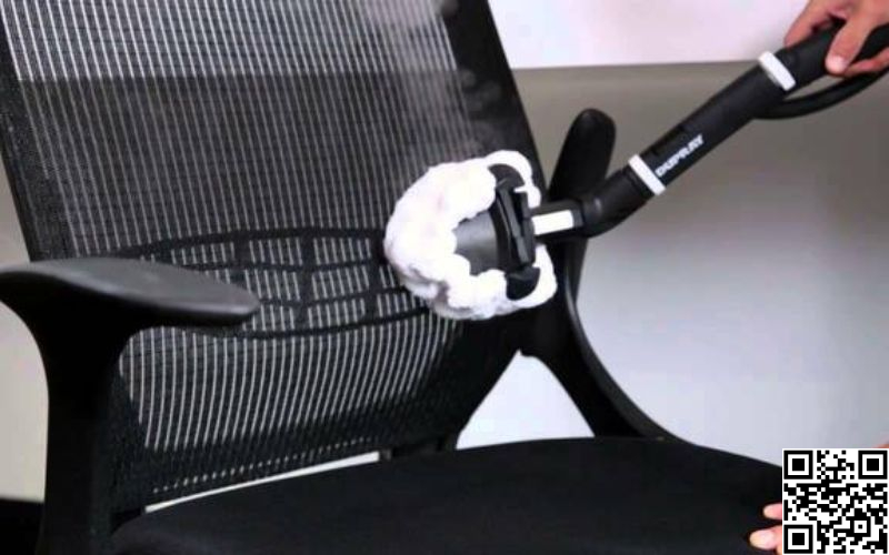 Có nên dùng nước xà phòng để vệ sinh ghế văn phòng?